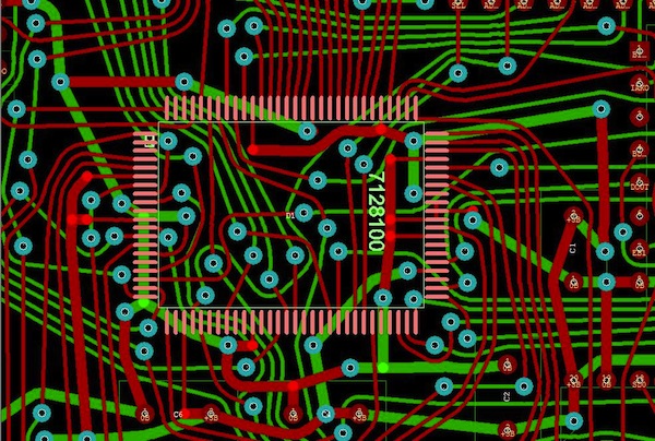 图1：两种PCB模型的部分电路。顶图：传统设计版本。底图：同样的设计但采用了任意角度的布线。