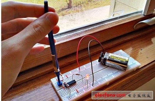 使用微调笔（或小螺丝刀）顺时针转动可变电阻