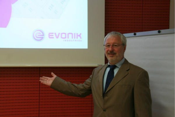 《国际电子商情》图一：Evonik涂布与添加剂事业部电子解决方案副总裁Ralf Anselmann博士