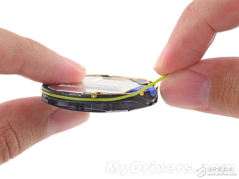 Moto 360暴力拆解：足以秒杀Apple Watch的智能手表？